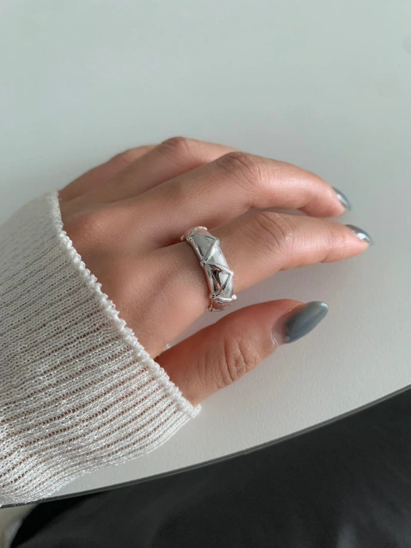 QUILTED CROWN SILVER RING