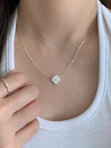 FLORAL CLIVER NECKLACE