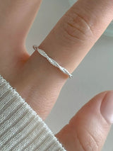 MODERN LINE RING
