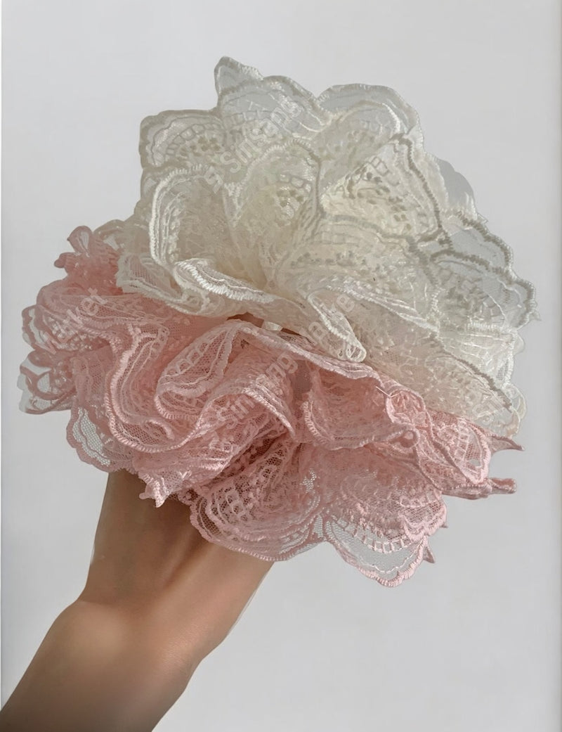 LACE FLUTTER HAIR SCRUNCH
