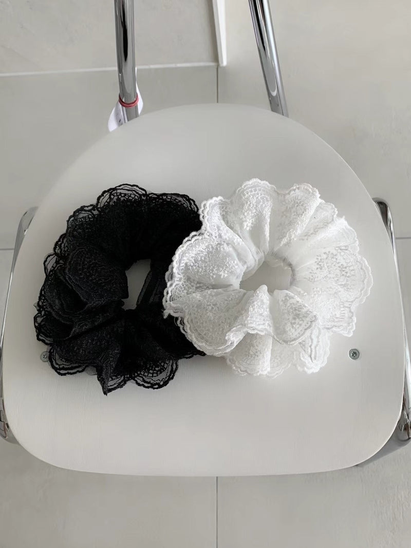 LACE FLUTTER HAIR SCRUNCH