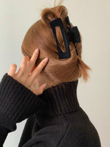 VELVET SQUARE HAIR CLIP
