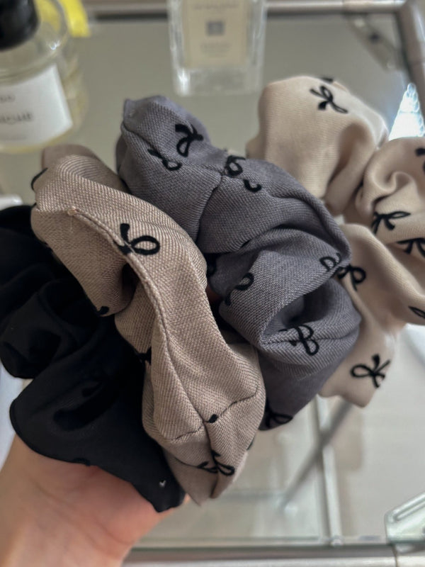 FRENCH RIBBON SCRUNCH