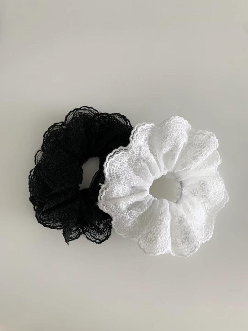 LACE FLUTTER HAIR SCRUNCH