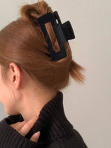 VELVET SQUARE HAIR CLIP