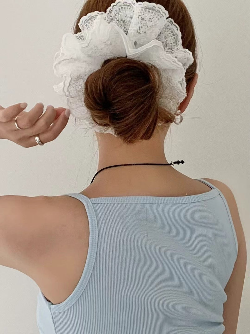 LACE FLUTTER HAIR SCRUNCH