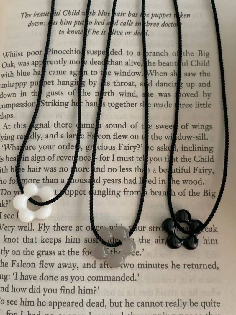 NOIR BLOSSOM NECKLACE