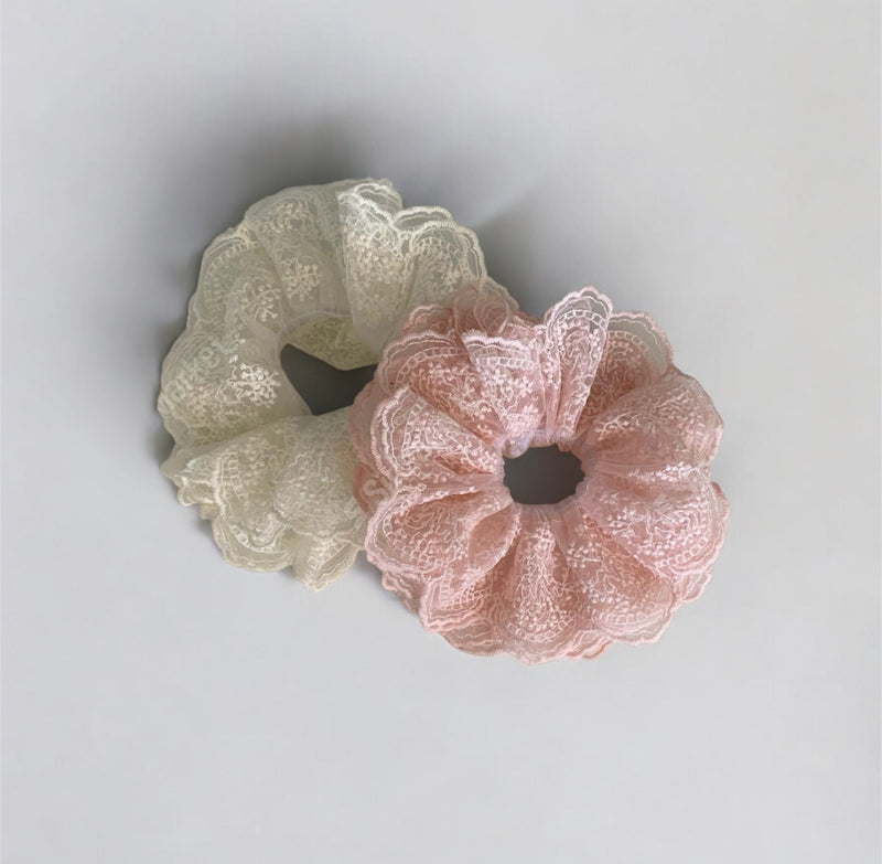 LACE FLUTTER HAIR SCRUNCH