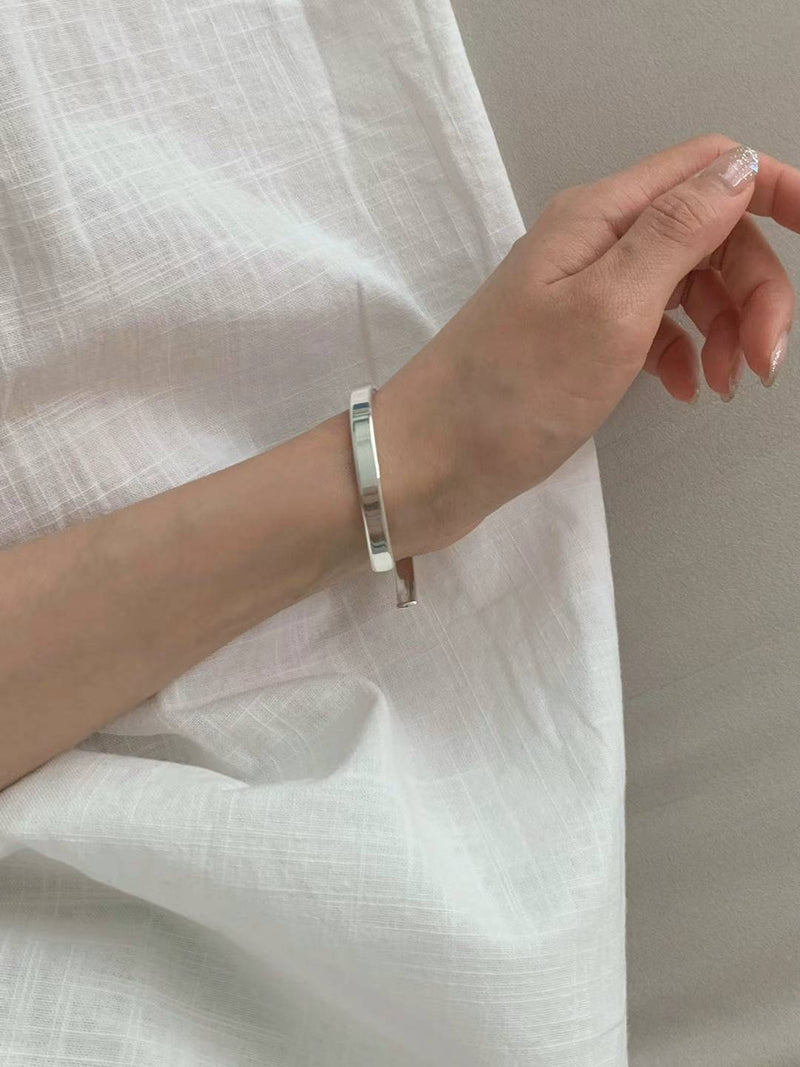 MODISH SILVER BANGLE
