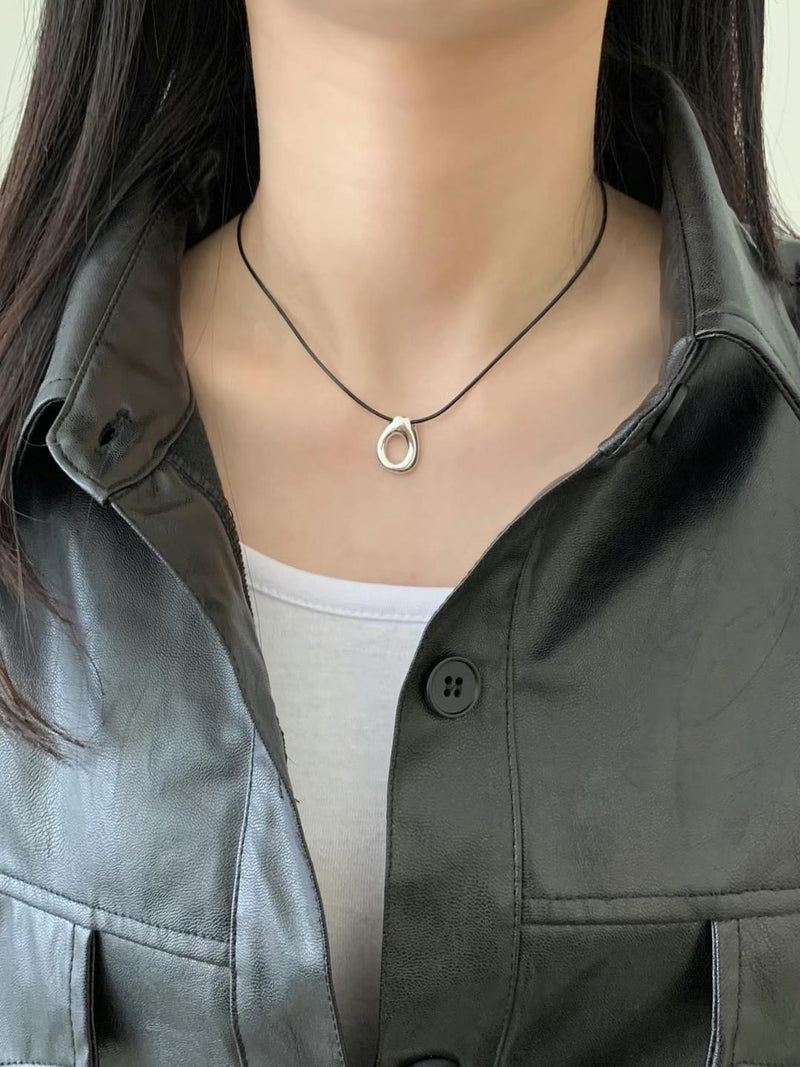 OVAL PENDANT NECKLACE
