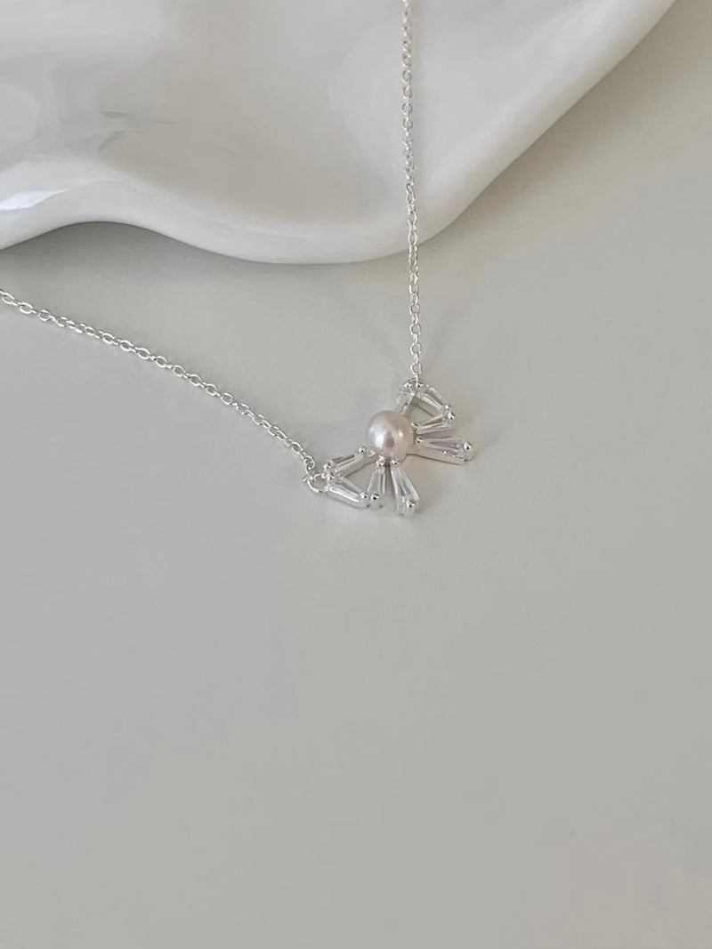 Ribbon Cubic Necklace