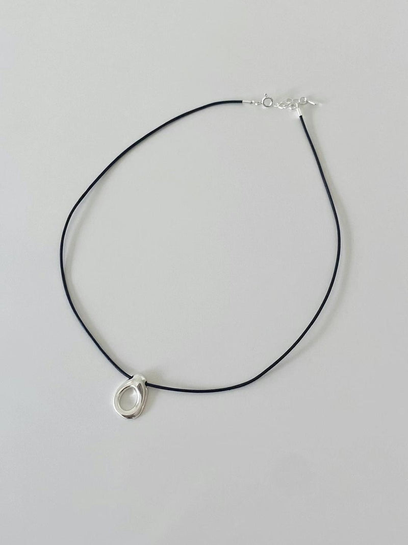 OVAL PENDANT NECKLACE