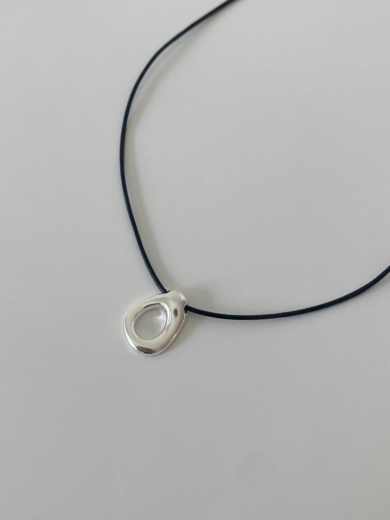 OVAL PENDANT NECKLACE