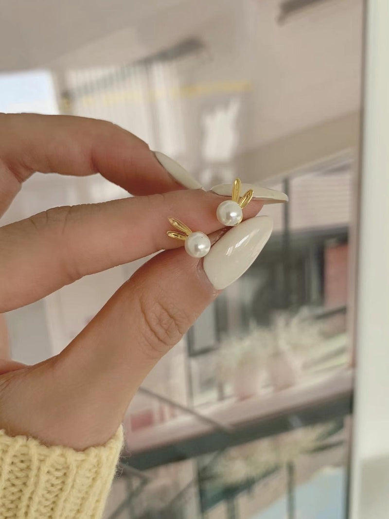 RABBIT PEARL EARRINGS
